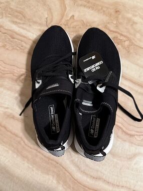 NWT NEW BALANCE WOMENS DYNASOFT NERGIZE SNEAKERS 🖤🤍
SZE 8
NO BOX